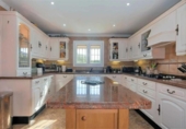 Chalet independiente con terreno en venta en la España, Estepona, ref: TR406234 foto