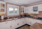Chalet independiente con terreno en venta en la España, Estepona, ref: TR406234 foto