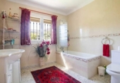 Chalet independiente con terreno en venta en la España, Estepona, ref: TR406234 foto