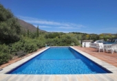 Chalet independiente con terreno en venta en la España, Estepona, ref: TR406234 foto