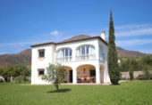 Chalet independiente con terreno en venta en la España, Estepona, ref: TR406234 foto