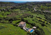 Chalet independiente con terreno en venta en la España, Estepona, ref: TR406234 foto