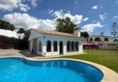 Chalet independiente con terreno en venta en la España, Benalmádena, ref: TR365721 foto