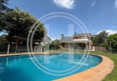 Chalet independiente con terreno en venta en la España, Barcelona, ref: TR401264 foto