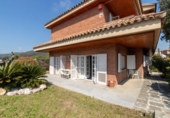 Chalet independiente con terreno en venta en la España, Castellar del Vallès, ref: TR402800 foto