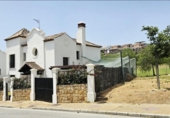 Chalet independiente con terreno en venta en la España, Estepona, ref: TR266554 foto