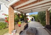 Отдельно стоящий дом с участком на продажу в городе Benalmádena Фото