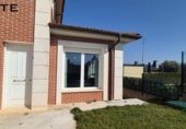 Отдельно стоящий дом с участком на продажу в городе Santo Domingo de la Calzada Фото