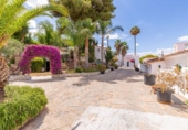 Отдельно стоящий дом с участком на продажу в городе Torremolinos Фото