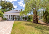 Отдельно стоящий дом с участком на продажу в городе Torremolinos Фото