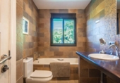 Chalet independiente con terreno en venta en la España, Estepona, ref: TR239336 foto