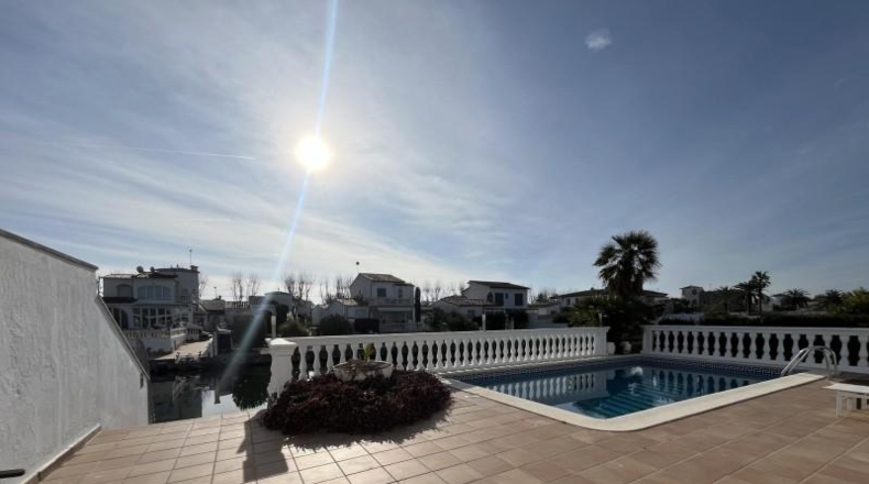 Gerona - Empuriabrava - 572m2
