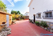 Загородный дом с участком на продажу в городе Castelldefels Фото