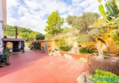 Загородный дом с участком на продажу в городе Castelldefels Фото