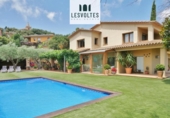 Chalet independiente con terreno en venta en la España, Mont-ras, ref: TR264271 foto