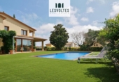 Chalet independiente con terreno en venta en la España, Mont-ras, ref: TR264271 foto