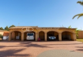 Chalet independiente con terreno en venta en la España, Chiclana de la Frontera, ref: TR246660 foto