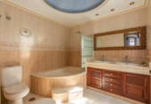 Chalet independiente con terreno en venta en la España, Marbella, ref: TR171811 foto