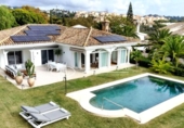 Chalet independiente con terreno en venta en la España, Marbella, ref: TR237759 foto