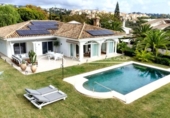 Chalet independiente con terreno en venta en la España, Marbella, ref: TR237759 foto