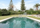 Chalet independiente con terreno en venta en la España, Marbella, ref: TR219673 foto