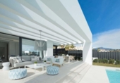 Chalet independiente con terreno en venta en la España, Estepona, ref: TR239156 foto