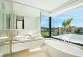 Chalet independiente con terreno en venta en la España, Estepona, ref: TR239156 foto
