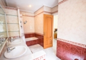 Chalet independiente con terreno en venta en la España, Marbella, ref: TR162238 foto