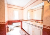 Chalet independiente con terreno en venta en la España, Marbella, ref: TR162238 foto