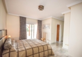 Chalet independiente con terreno en venta en la España, Marbella, ref: TR162238 foto