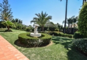 Chalet independiente con terreno en venta en la España, Marbella, ref: TR162238 foto