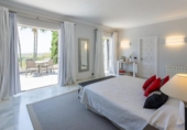Chalet independiente con terreno en venta en la España, Benahavís, ref: TR133411 foto