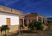 Загородный дом с участком на продажу в городе Torre del Mar Фото