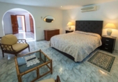 Chalet independiente con terreno en venta en la España, Marbella, ref: TR156461 foto