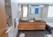 Chalet independiente con terreno en venta en la España, Marbella, ref: TR159210 foto