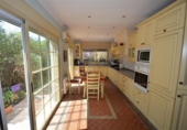 Chalet independiente con terreno en venta en la España, Marbella, ref: TR148829 foto