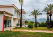 Chalet independiente con terreno en venta en la España, L'Alfàs del Pi, ref: TR160175 foto