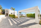 Chalet independiente con terreno en venta en la España, Benahavís, ref: TR239916 foto