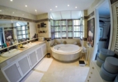 Chalet independiente con terreno en venta en la España, Marbella, ref: TR162241 foto