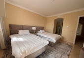 Chalet independiente con terreno en venta en la España, Estepona, ref: TR266106 foto