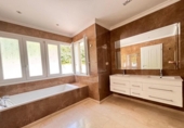 Chalet independiente con terreno en venta en la España, Estepona, ref: TR266106 foto