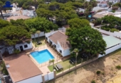 Chalet independiente con terreno en venta en la España, Chiclana de la Frontera, ref: TR158255 foto