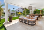 Chalet independiente con terreno en venta en la España, Marbella, ref: TR156394 foto