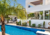 Chalet independiente con terreno en venta en la España, Marbella, ref: TR156394 foto