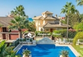 Chalet independiente con terreno en venta en la España, Marbella, ref: TR296889 foto