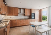 Chalet independiente con terreno en venta en la España, Marbella, ref: TR161605 foto