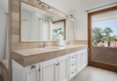 Chalet independiente con terreno en venta en la España, Marbella, ref: TR161605 foto