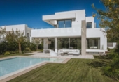 Chalet independiente con terreno en venta en la España, Estepona, ref: TR142300 foto