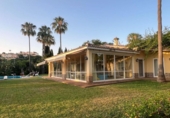 Chalet independiente con terreno en venta en la España, Marbella, ref: TR179498 foto