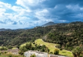 Chalet independiente con terreno en venta en la España, Benahavís, ref: TR220589 foto